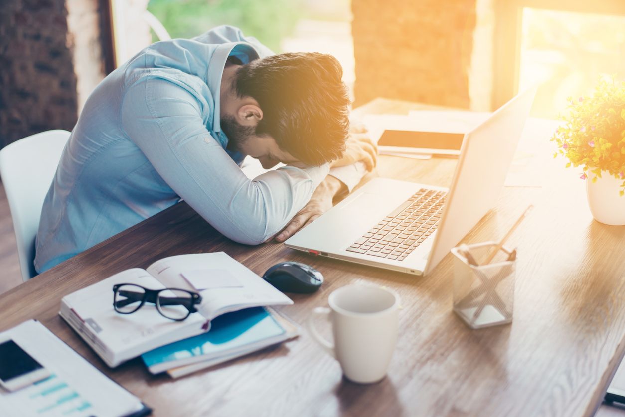La hipersomnia puede afectar considerablemente al desempeño regular del trabajo.