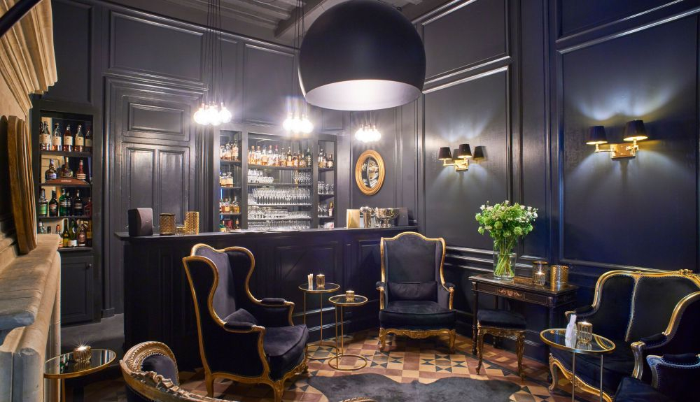 El elegante bar negro de este castillo que tiene todo el encanto de una gran casa de campo. El elegante bar negro de este castillo que tiene todo el encanto de una gran casa de campo.