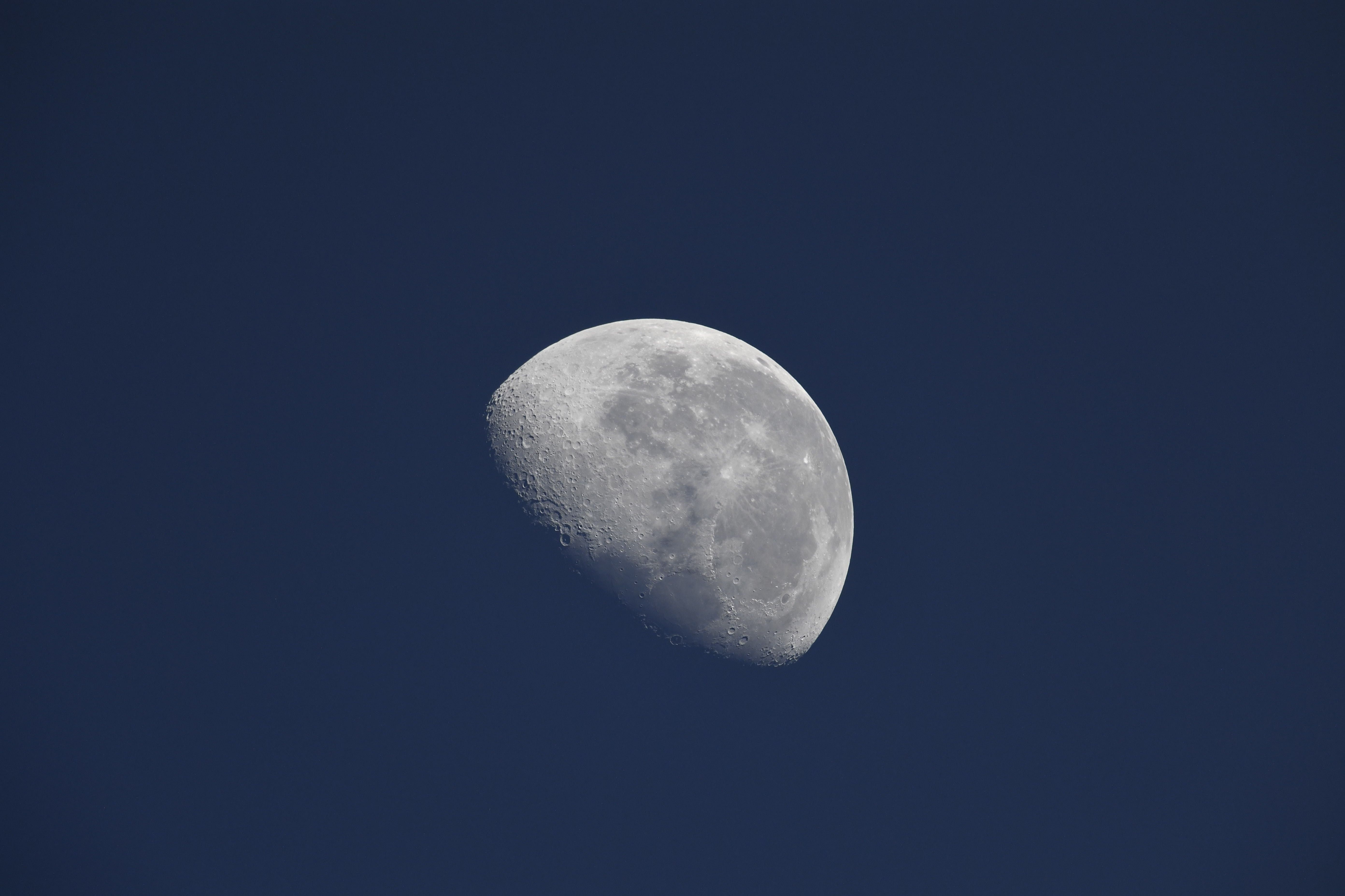 El astronauta de la ESA Thomas Pesquet tomó esta imagen de la Luna desde el segmento ruso a bordo de la Estación Espacial Internacional a principios de este mes.