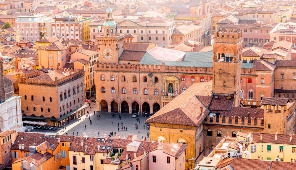 Vista aérea del  casco antiguo de Bolonia con la plaza Maggiore.