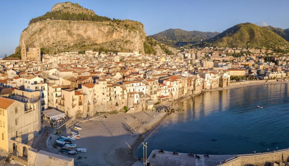 Giuseppe Tornatore usó esta ciudad de Italia como escenario de su película Cinema Paradiso.