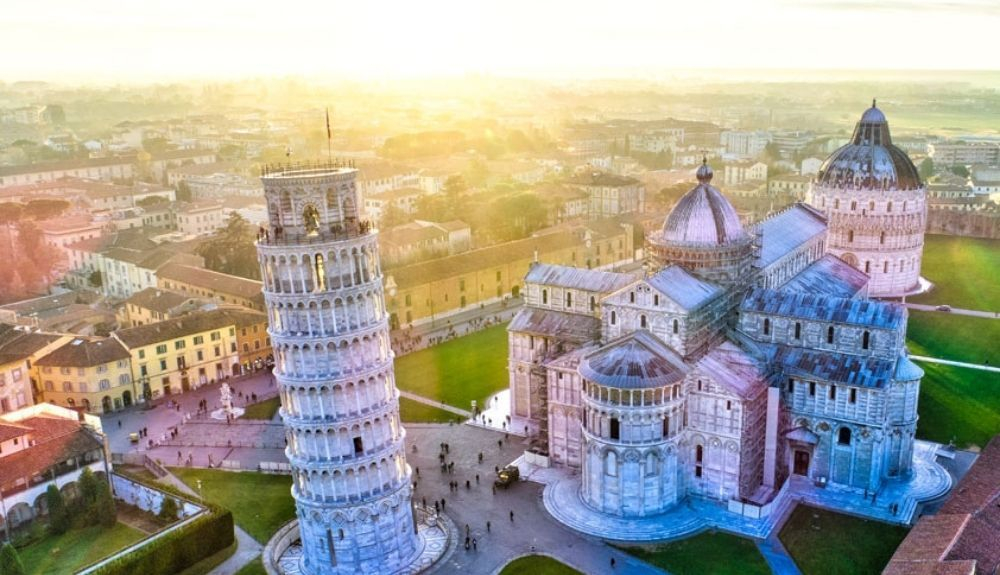 Pisa es una ciudad medieval con impresionantes palacios y bellas obras de arte.