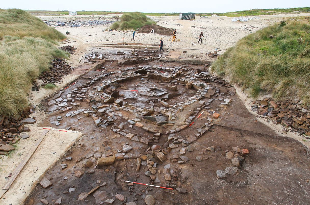 La erosión de las dunas de arena ha revelado un sitio arqueológico en las Islas Orcadas.