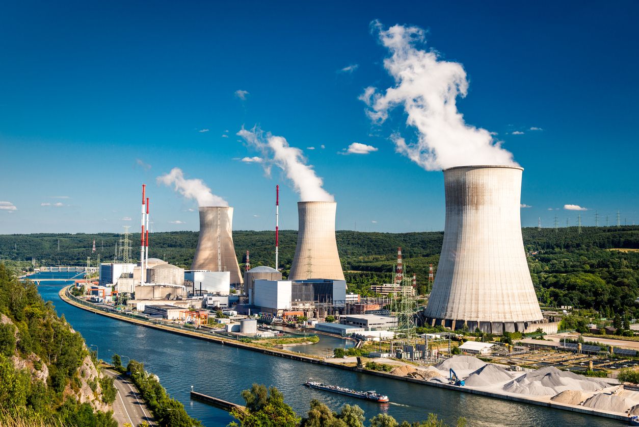 En la década de 1950, las primeras centrales comenzaron a producir energía nuclear.