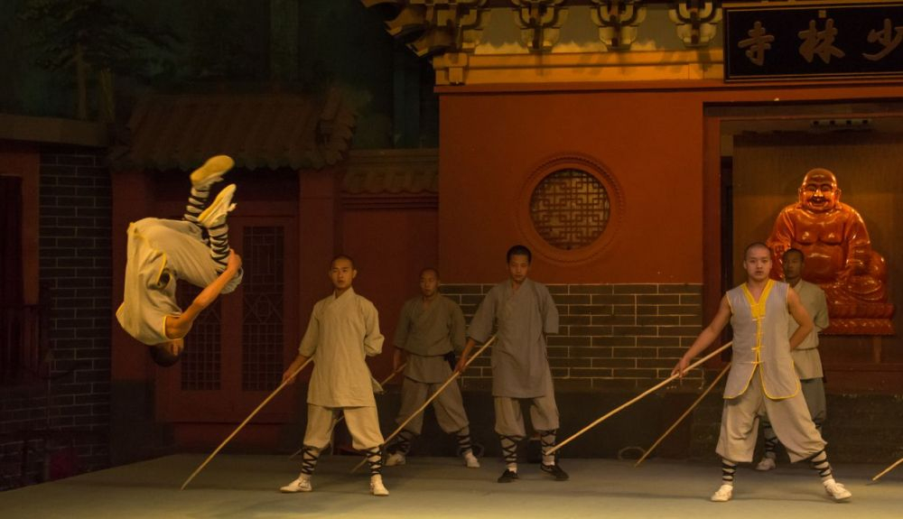 Los jóvenes monjes realizan espectáculos de Kung Fu en el Templo Shaolin.