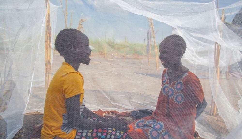 Niñas hablando y jugando protegidas por una mosquitera en Sudán del Sur. Niñas hablando y jugando protegidas por una mosquitera en Sudán del Sur.