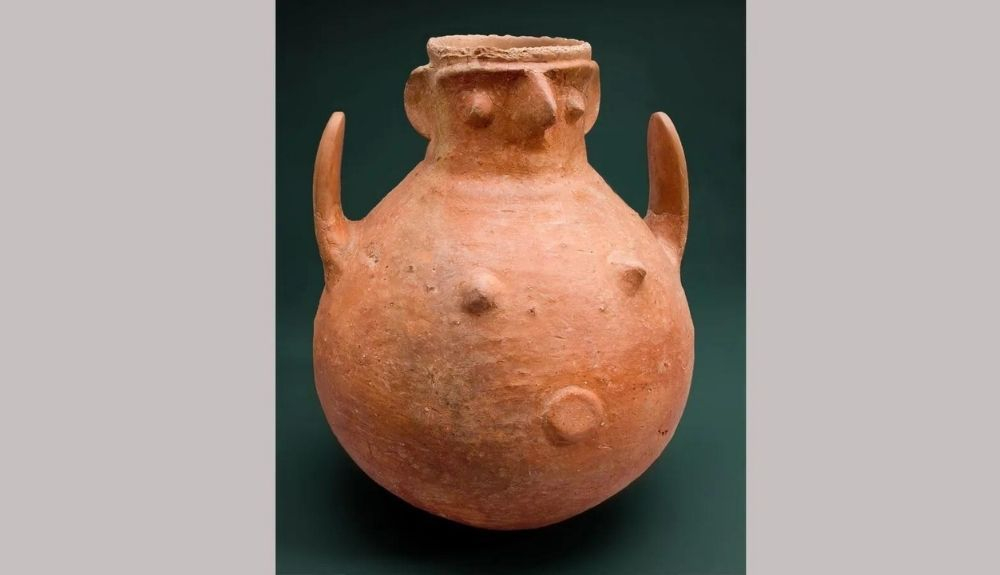 Una vasija de la edad de bronce, que se mostró en la exposición del Museo Británico. Una vasija de la edad de bronce, que se mostró en la exposición del Museo Británico.
