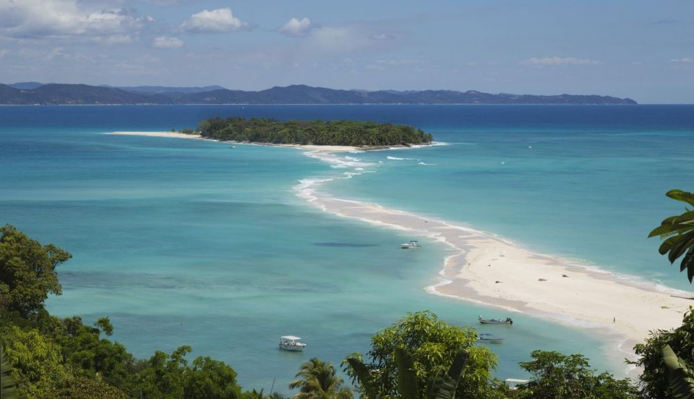 Agua azul turquesa en una playa de isla tropical en Nosy Be Madagascar, África. Agua azul turquesa en una playa de isla tropical en Nosy Be Madagascar, África.