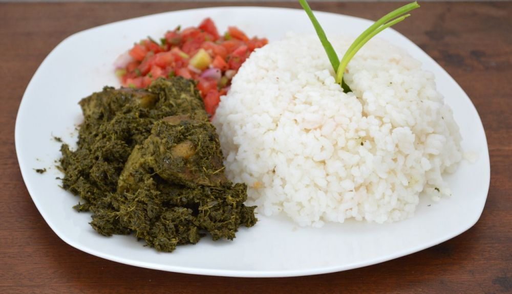 Los platos tradicionales suelen consistir en carne o marisco servidos con verduras y arroz. Los platos tradicionales suelen consistir en carne o marisco servidos con verduras y arroz.
