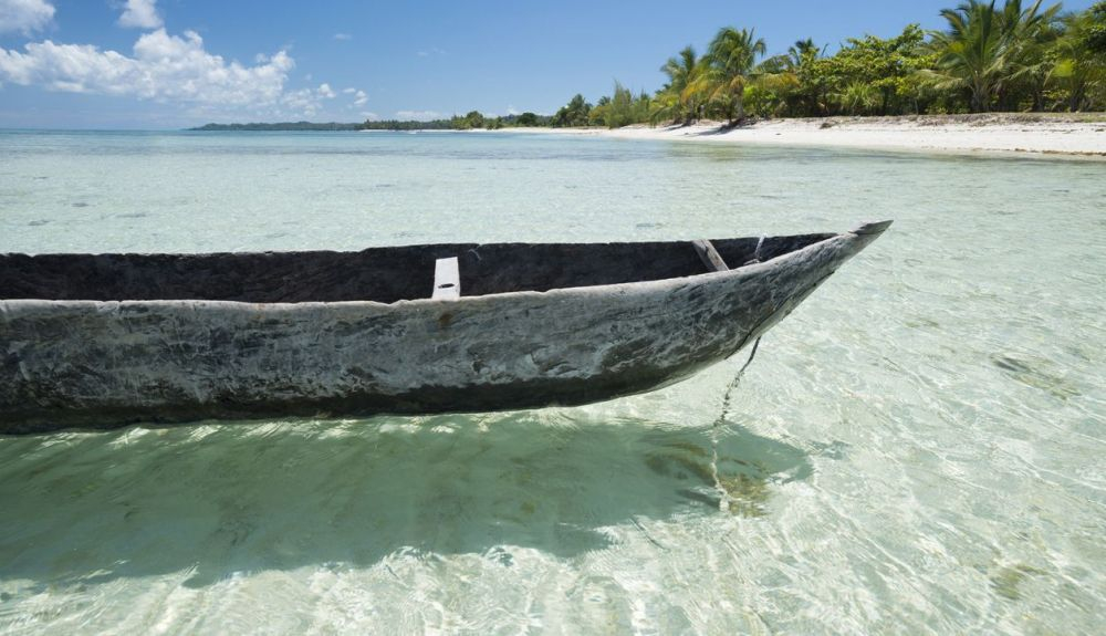 Una canoa de madera en una idílica playa remota, en el norte de Madagascar. Una canoa de madera en una idílica playa remota, en el norte de Madagascar.