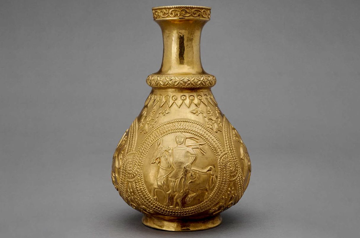 Un recipiente de oro de una tumba.