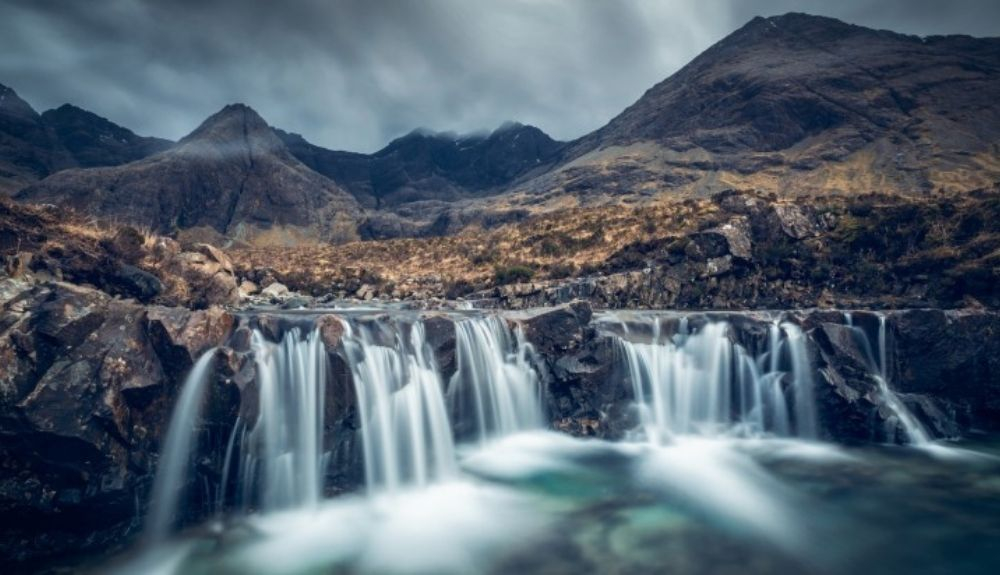 Las piscinas de hadas, en la isla de Skye en Escocia, hechizan a los visitantes. Las piscinas de hadas, en la isla de Skye en Escocia, hechizan a los visitantes.
