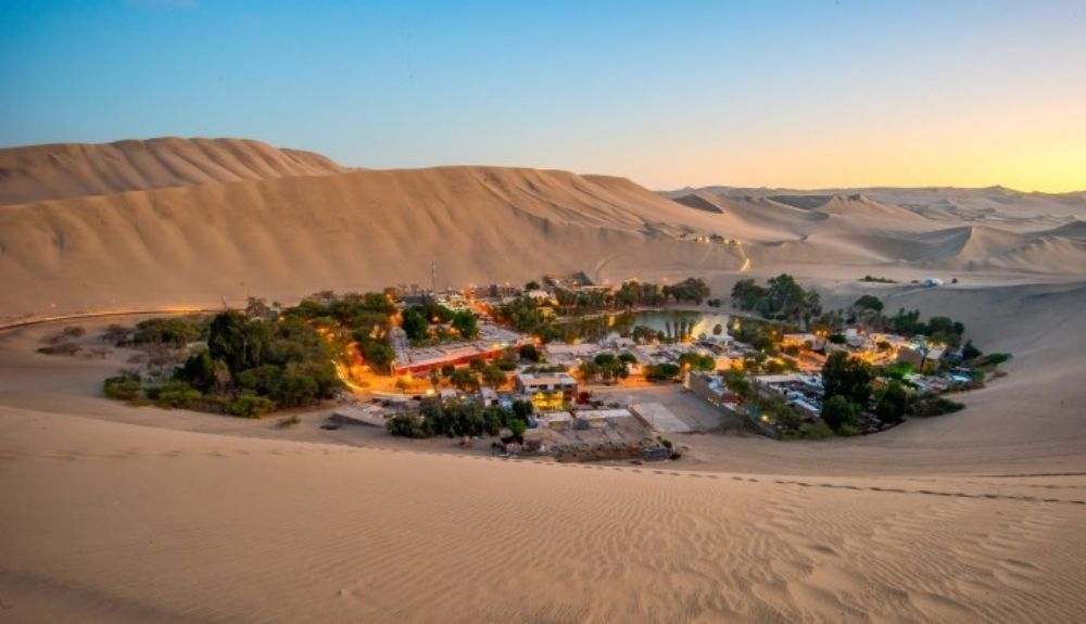 Huacachina, un oasis en el desierto en las dunas de arena de Perú. Huacachina, un oasis en el desierto en las dunas de arena de Perú.