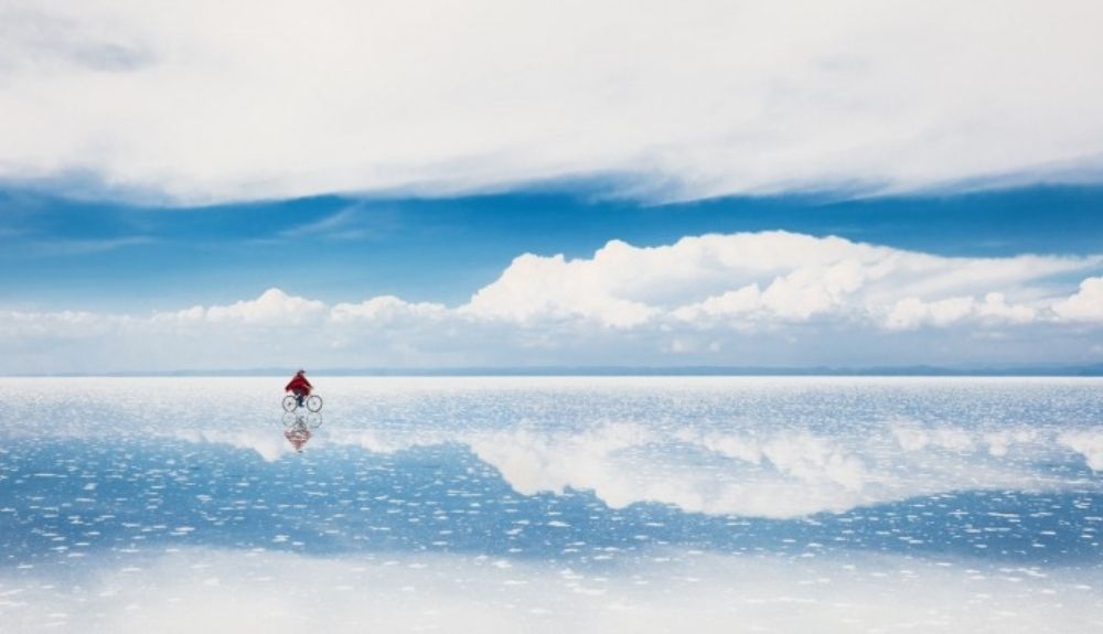 Salar de Uyuni, el salar más grande del mundo, está ubicado en Bolivia. Salar de Uyuni, el salar más grande del mundo, está ubicado en Bolivia.
