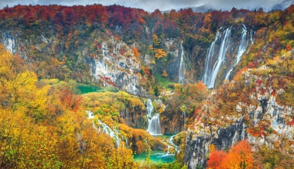 Cascadas mágicas en los lagos de Plitvice en Croacia. Cascadas mágicas en los lagos de Plitvice en Croacia.