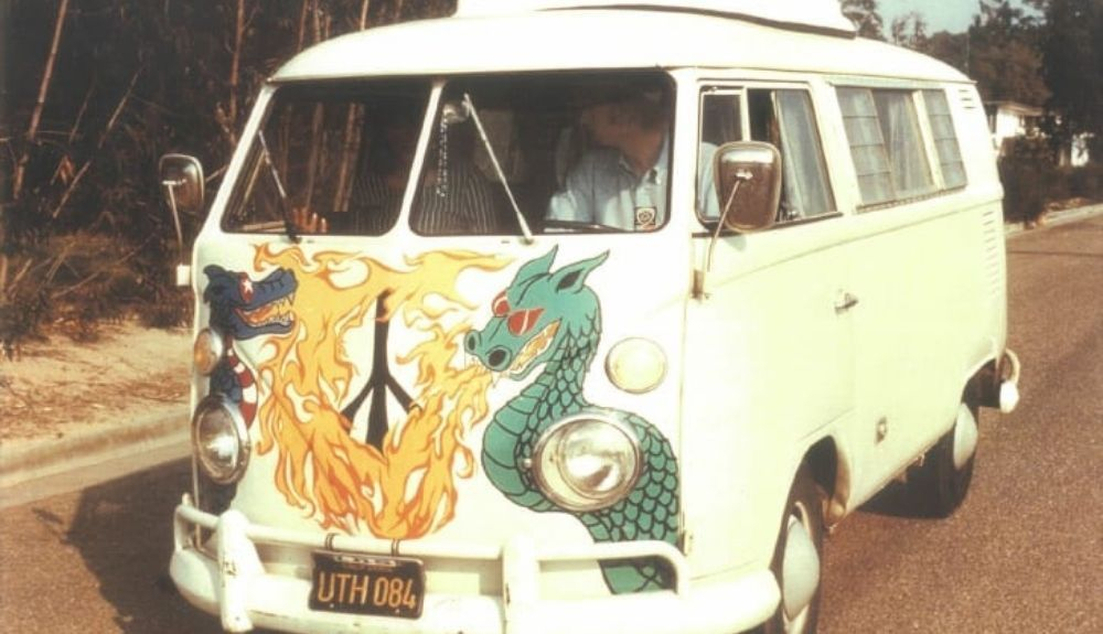 Un autobús Volkswagen, con el símbolo de la paz. Un autobús Volkswagen, con el símbolo de la paz.