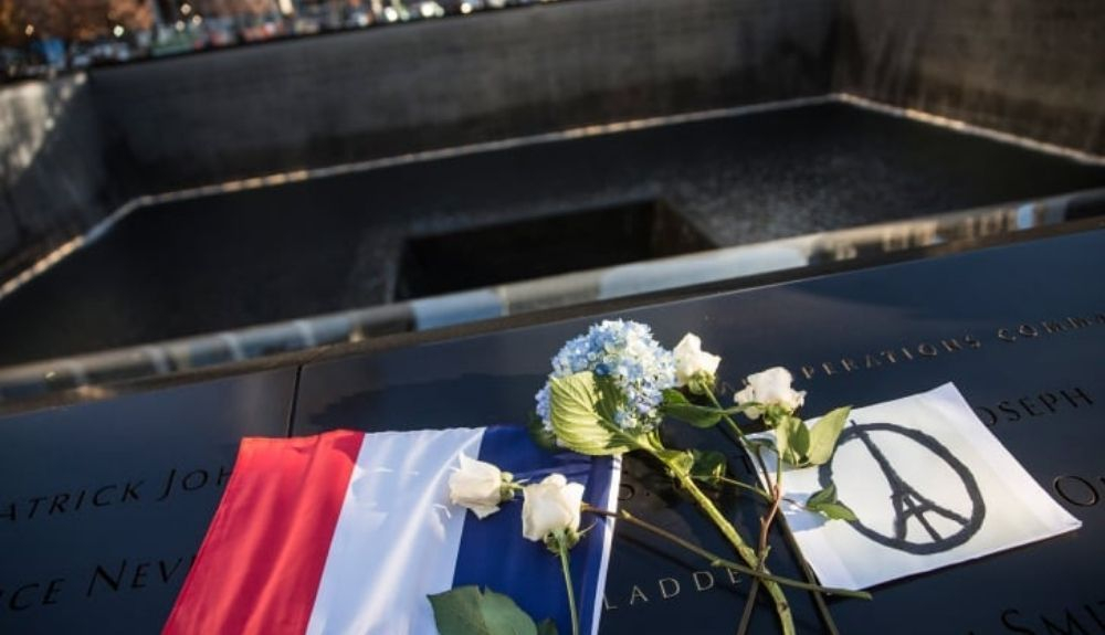 Una versión modificada del símbolo de la paz que muestra la torre Eiffel en el Memorial del 11 de septiembre en la ciudad de Nueva York Una versión modificada del símbolo de la paz que muestra la torre Eiffel en el Memorial del 11 de septiembre en la ciudad de Nueva York