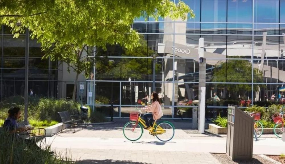 La oficina central de la compañía en Mountain View, California, se llama Googleplex. La oficina central de la compañía en Mountain View, California, se llama Googleplex.