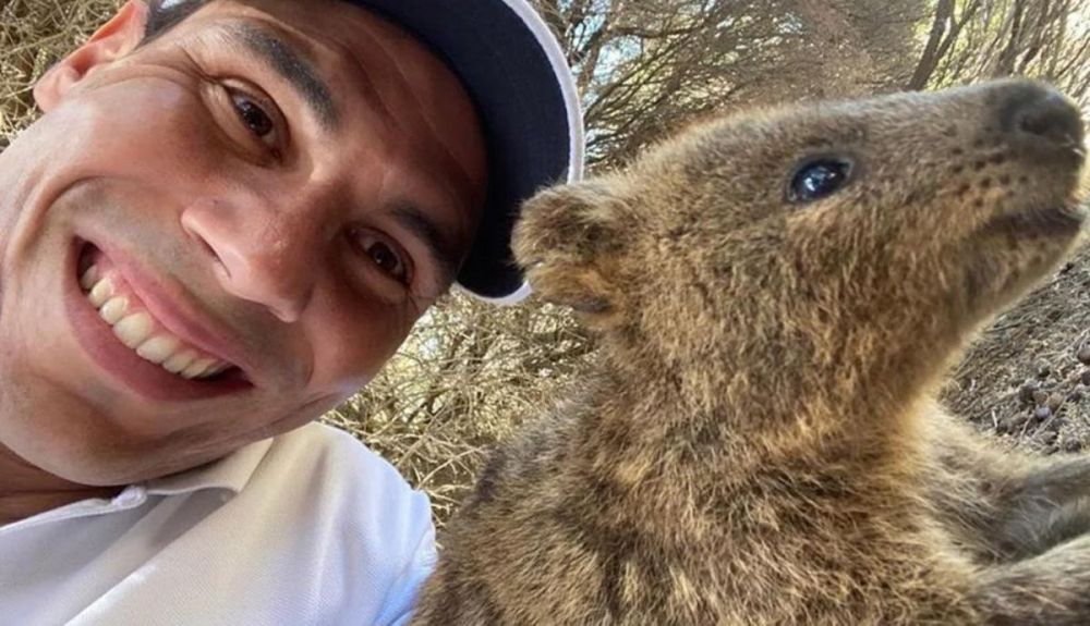 El tenista Rafa Nadal se fotografía junto a un quokka.