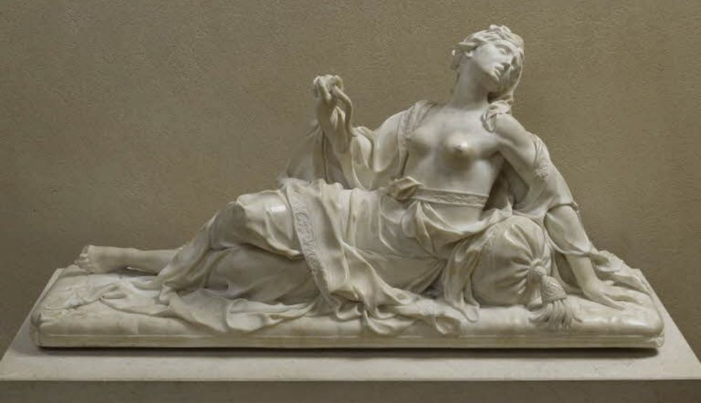 Una escultura sobre la muerte de Cleopatra, suicidándose con una serpiente. Una escultura sobre la muerte de Cleopatra, suicidándose con una serpiente.