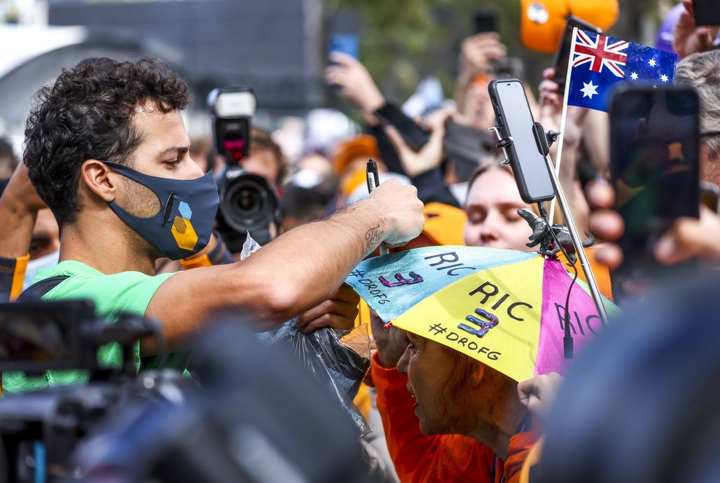 Este fin de semana se disputa el GP de Australia. Daniel Ricciardo, el piloto local, firma autógrafos a su llegada al circuito