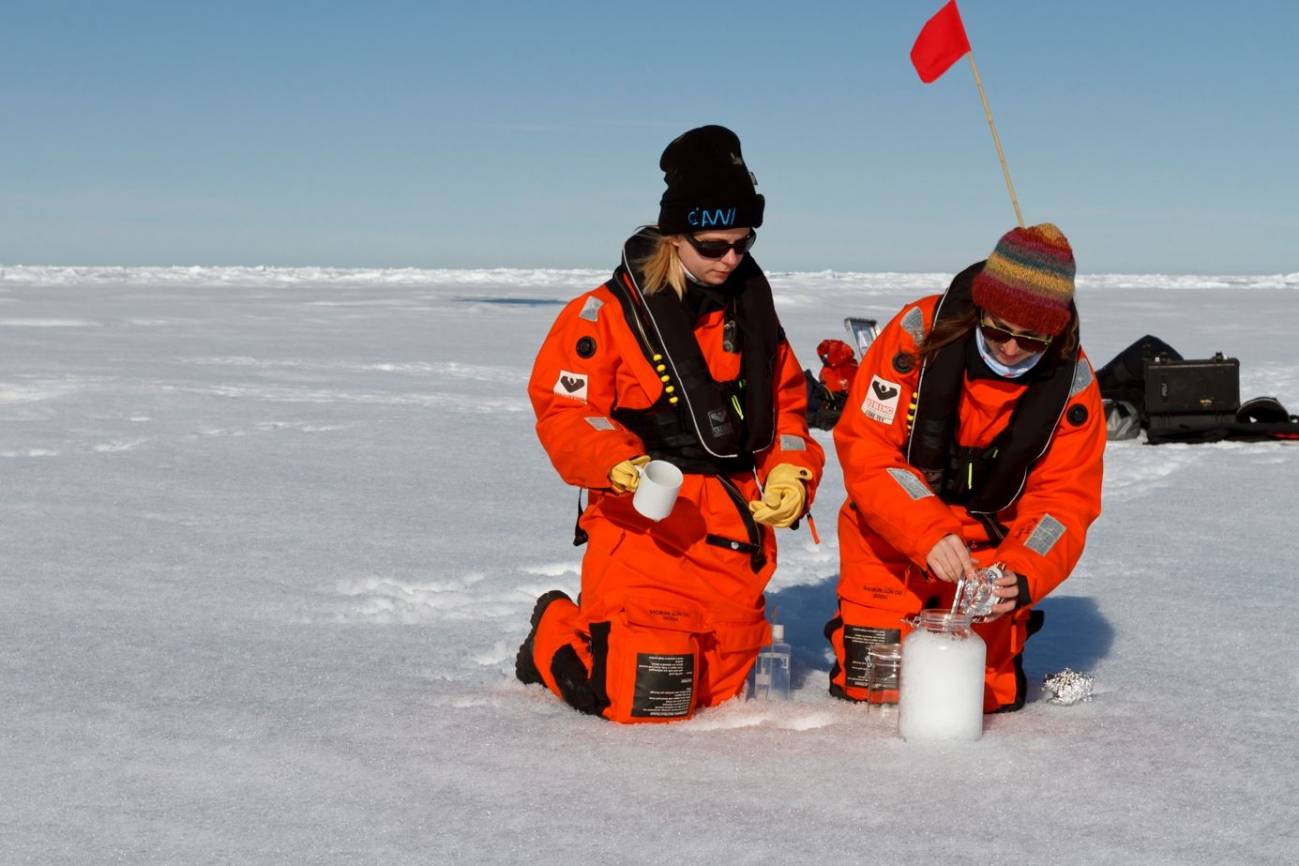 Científicas, recogiendo muestras en el hielo del Ártico.