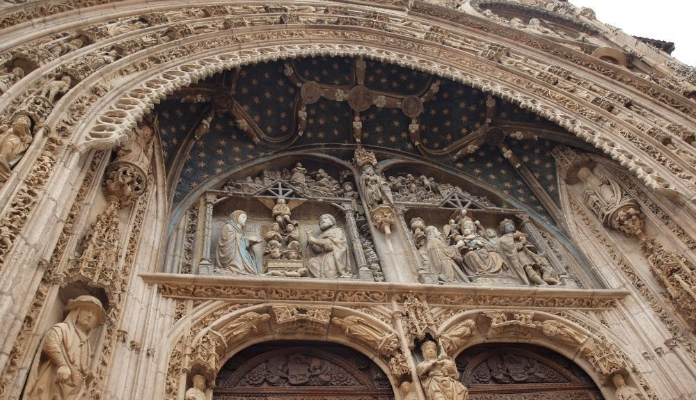 Bellísima portada de Santa María la Real, atribuida a Simón de Colonia y concebida a modo de grandioso retablo.