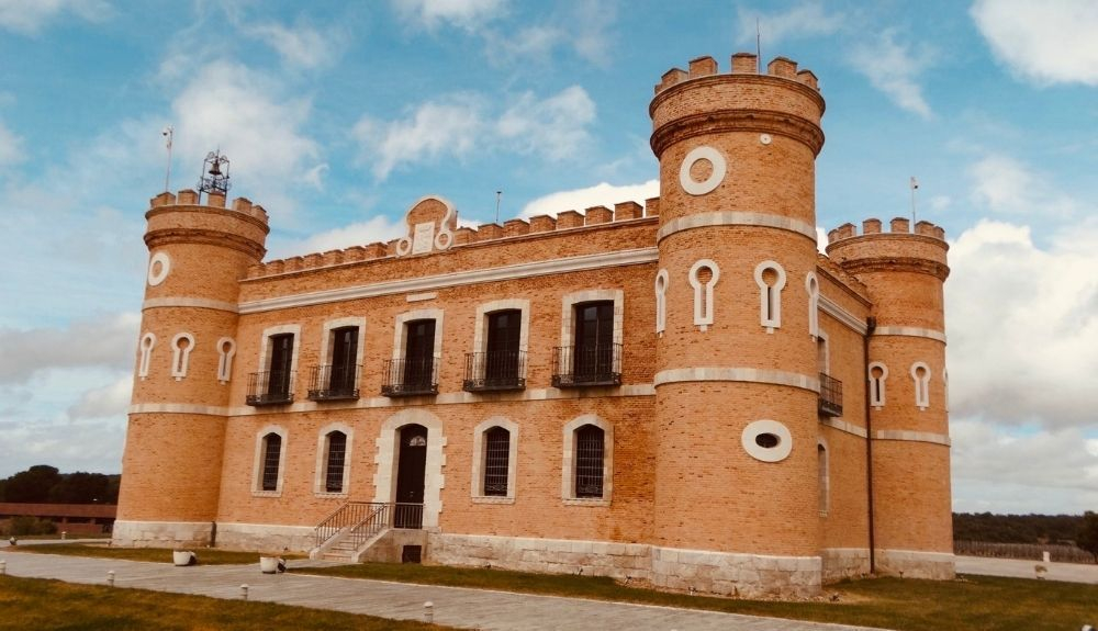 Castillo de Monte la Reina, un palacio neogótico que acoge un excelente hotel con una moderna bodega. Castillo de Monte la Reina, un palacio neogótico que acoge un excelente hotel con una moderna bodega.