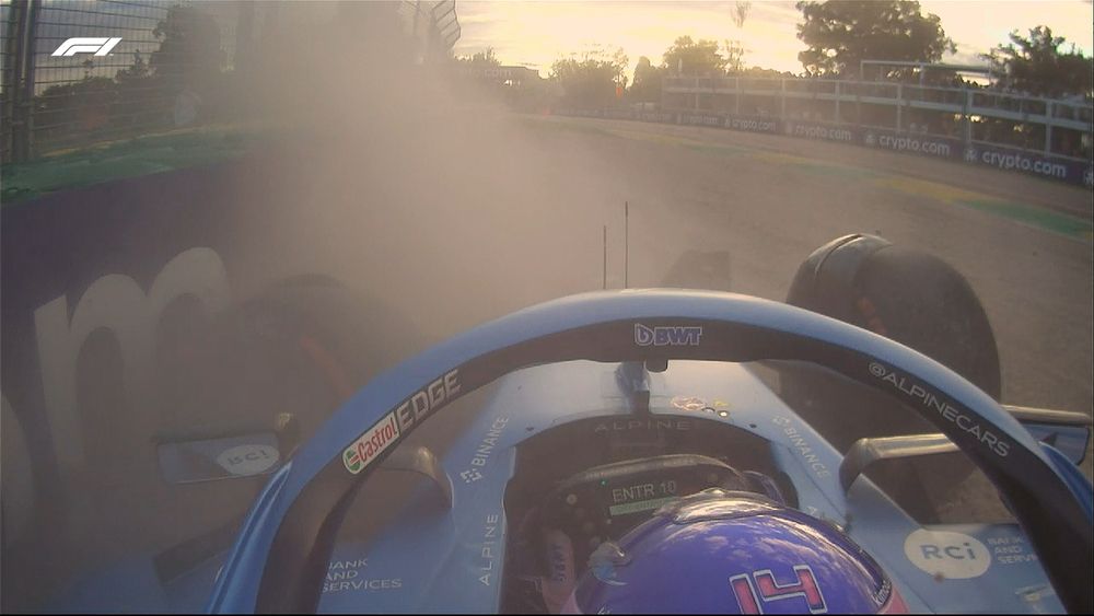 Luchando por la pole, Fernando Alonso tuvo un problema hidráulico y chocó contra las protecciones