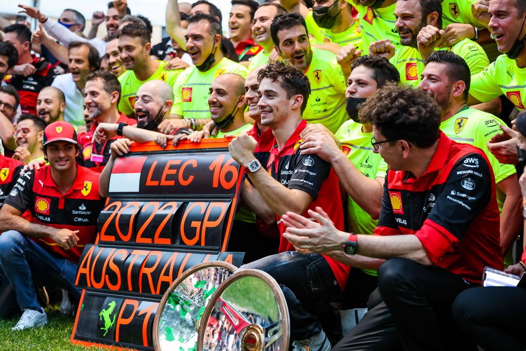 En el equipo Ferrari celebraron por todo lo alto la victoria de Leclerc. FOTO: C. Francese