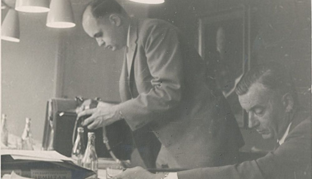 Hilleman y Anthony Payne en una reunión de la Organización Mundial de la Salud sobre la gripe en Estocolmo, en 1958. Hilleman y Anthony Payne en una reunión de la Organización Mundial de la Salud sobre la gripe en Estocolmo, en 1958.