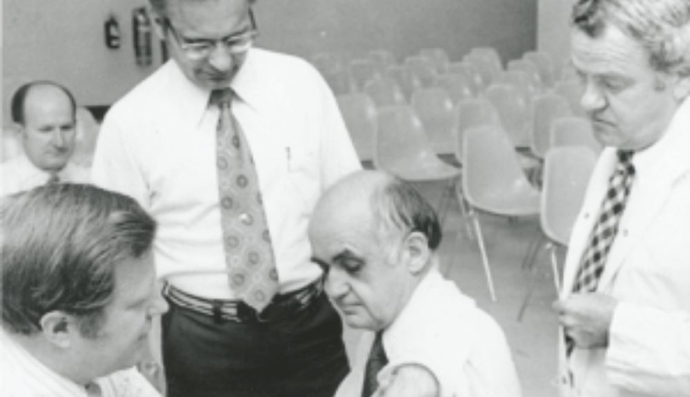 Robert E. Weibel vacuna a Maurice Hilleman con la vacuna contra la hepatitis B. Robert E. Weibel vacuna a Maurice Hilleman con la vacuna contra la hepatitis B.