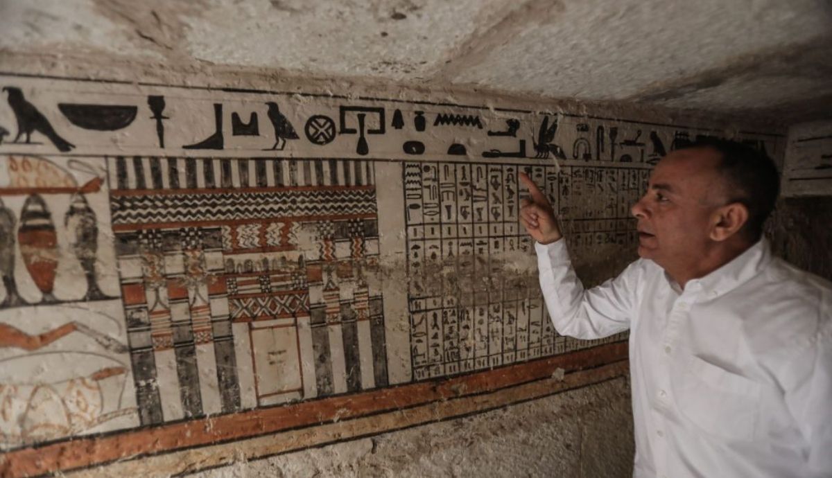 Mostafa Waziri inspecciona los hallazgos de El Cairo.