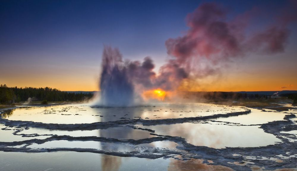Explosión de un géiser en el Parque Nacional de Yellowstone. Explosión de un géiser en el Parque Nacional de Yellowstone.
