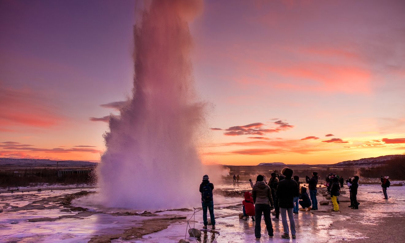 Islandia usa los géiseres para obtener agua caliente y calor.