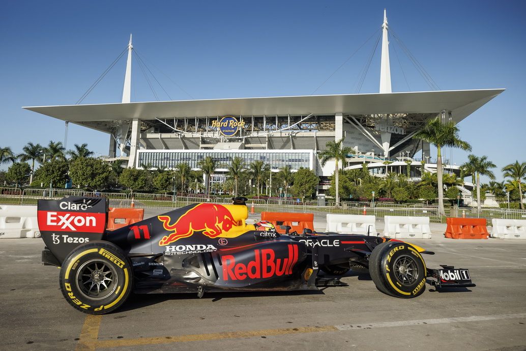 Checo Pérez rodando en el circuito de Miami por primera vez