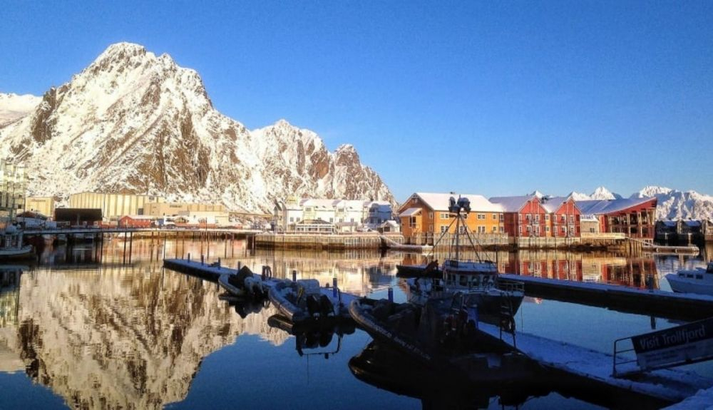 Puerto de Svolvær, esta atractiva ensenada es la ciudad más grande de las islas y ofrece hoteles de servicio completo y tradicionales cabañas de madera y cabañas de pescadores. Puerto de Svolvær, esta atractiva ensenada es la ciudad más grande de las islas y ofrece hoteles de servicio completo y tradicionales cabañas de madera y cabañas de pescadores.