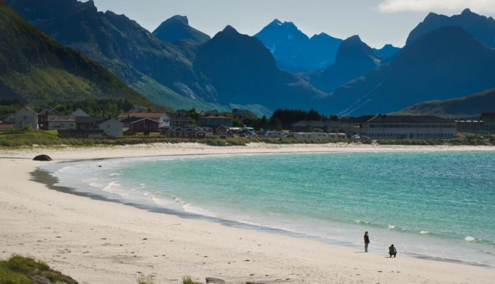 Playa de Ramberg, una de las playas más populares de Lofotens, esta amplia extensión de arena está situada cerca de la autopista E10 Playa de Ramberg, una de las playas más populares de Lofotens, esta amplia extensión de arena está situada cerca de la autopista E10