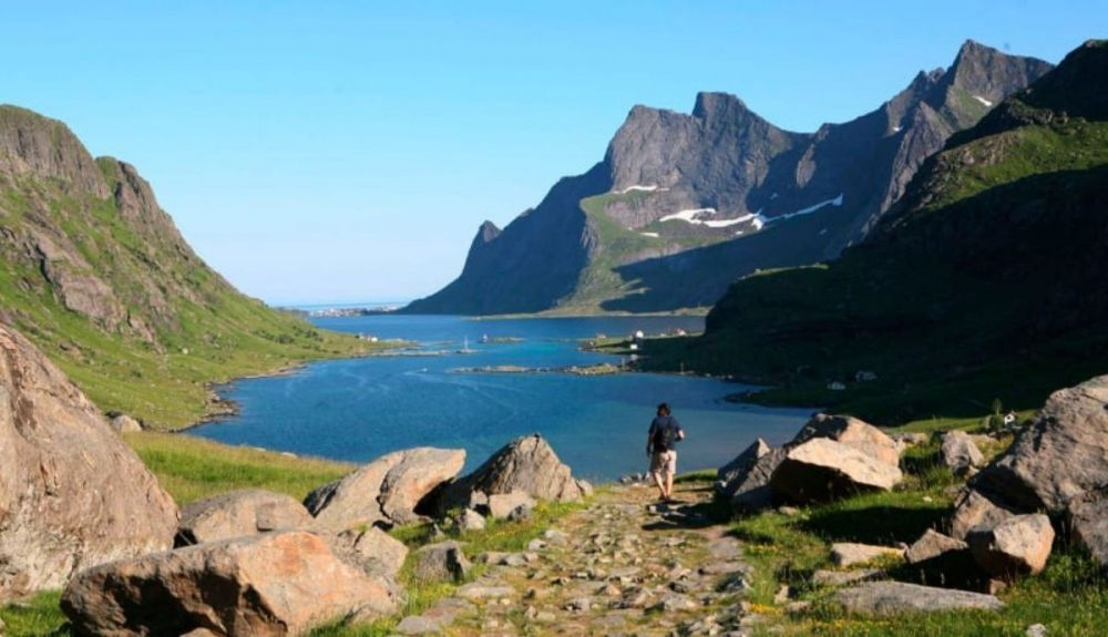 El archipiélago está formado por siete islas principales Austvågøy, Flakstadøy, Gimsøy, Moskenesøya, Røst, Værøy y Vestvågøy. El archipiélago está formado por siete islas principales Austvågøy, Flakstadøy, Gimsøy, Moskenesøya, Røst, Værøy y Vestvågøy.