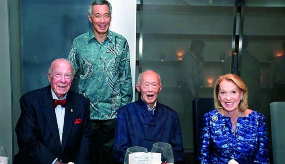 La dinastía Lee comenzó con Lee Kuan Yew, en el centro de la foto.