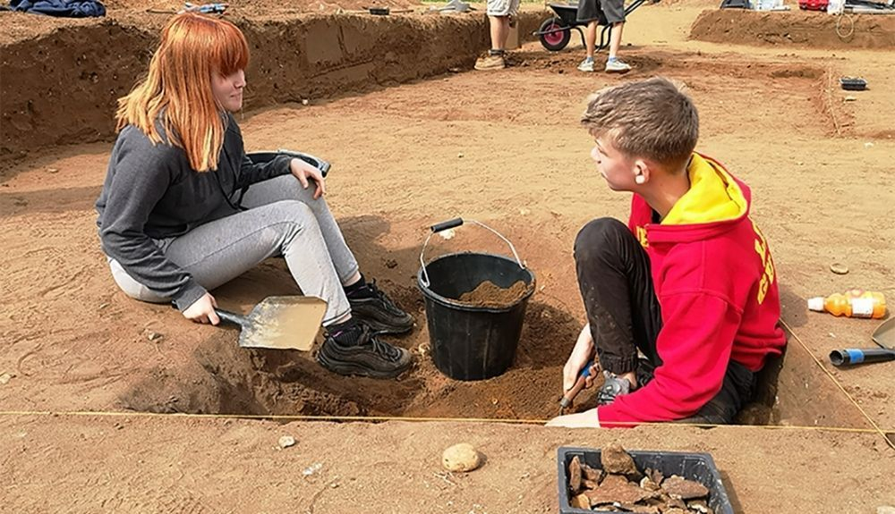 Jóvenes voluntarios ayudan en la excavación de los talleres. Jóvenes voluntarios ayudan en la excavación de los talleres.