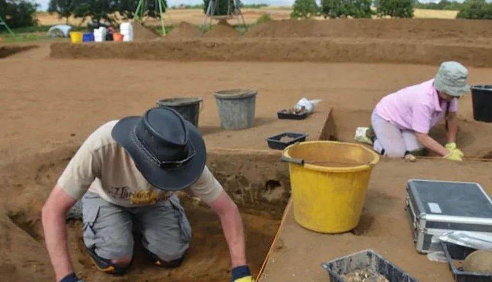 Trabajadores del Servicio Arqueológico del Consejo del Condado de Suffolk y Arqueología de Cotswold, en la excavación de los talleres.