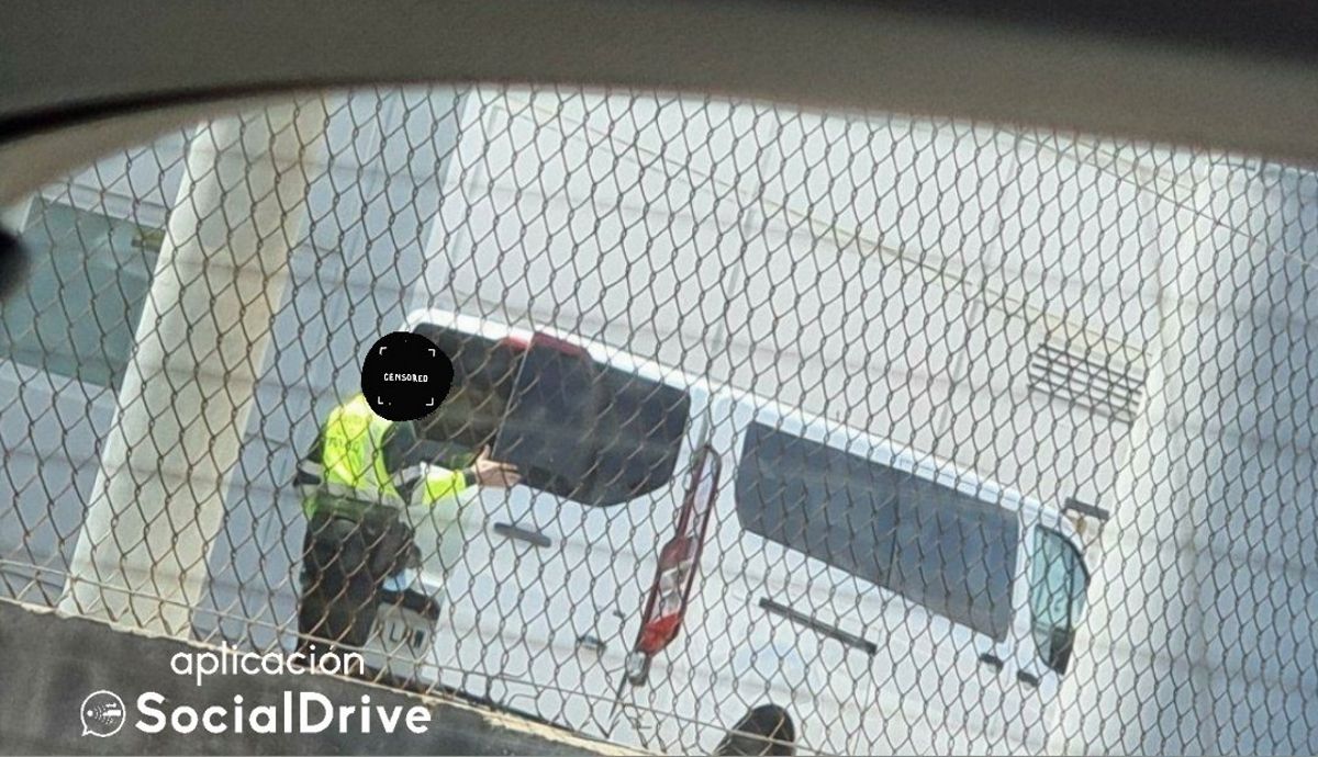 Imagen de Social Drive en la que se puede ver una de estas furgonetas camufladas de la DGT