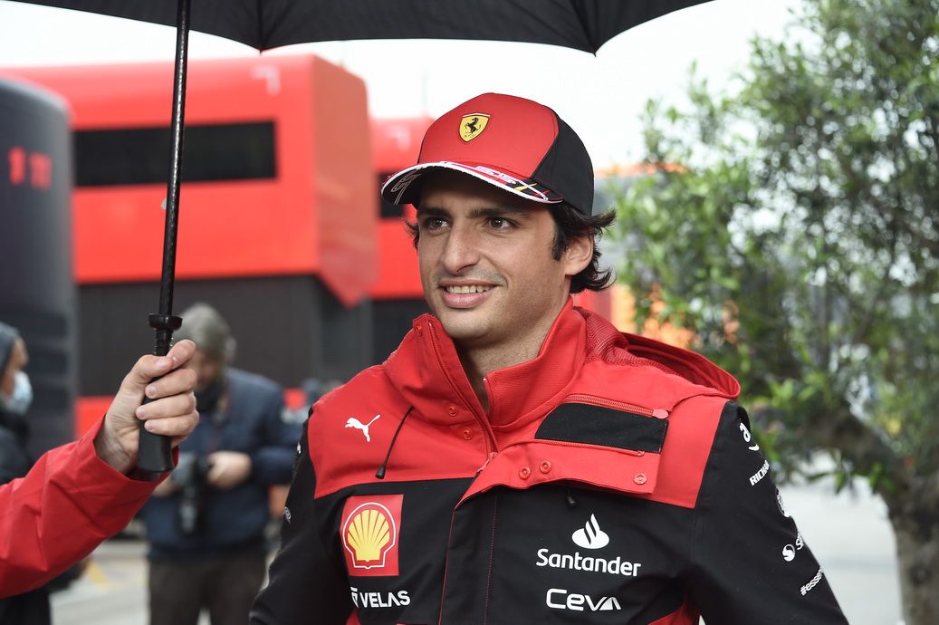 Carlos Sainz (Ferrari), un hombre feliz en el paddock de Imola