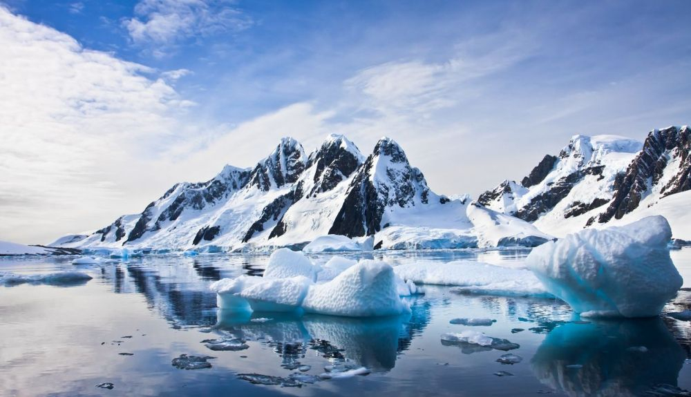 En la Antártida, ha habido polémica entre la comunidad científica sobre el aumento o disminución de las masas de hielo. En la Antártida, ha habido polémica entre la comunidad científica sobre el aumento o disminución de las masas de hielo.