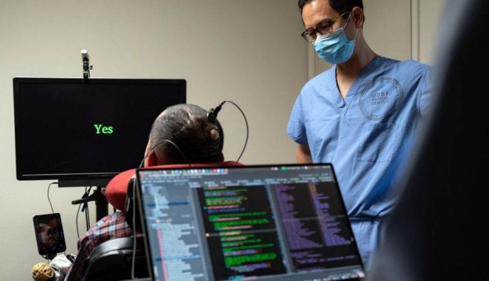 El neurocientífico Edward Chang (derecha) de la Universidad de California, San Francisco, ayuda a un hombre con parálisis a hablar a través de un implante cerebral. El neurocientífico Edward Chang (derecha) de la Universidad de California, San Francisco, ayuda a un hombre con parálisis a hablar a través de un implante cerebral.
