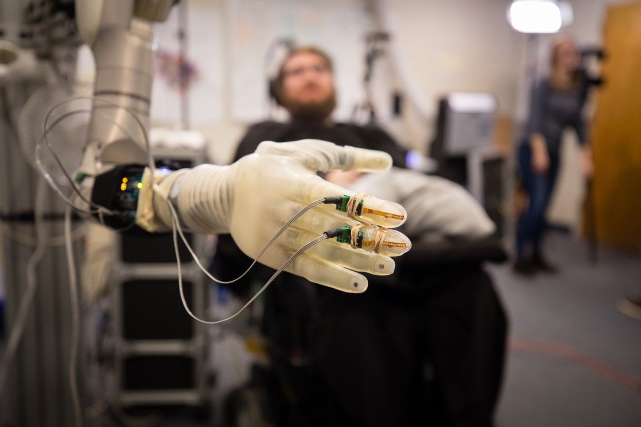 Una persona con parálisis controla un brazo protésico utilizando su actividad cerebral.