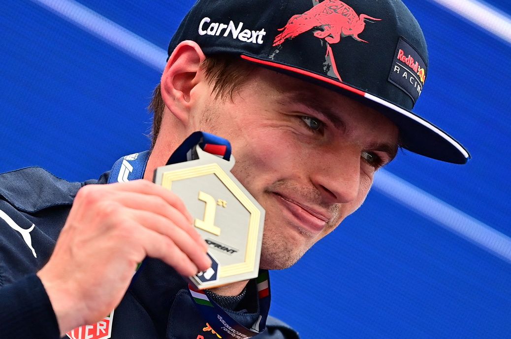 Max Verstappen (Red Bull) cruzó primero la meta en la Sprint 