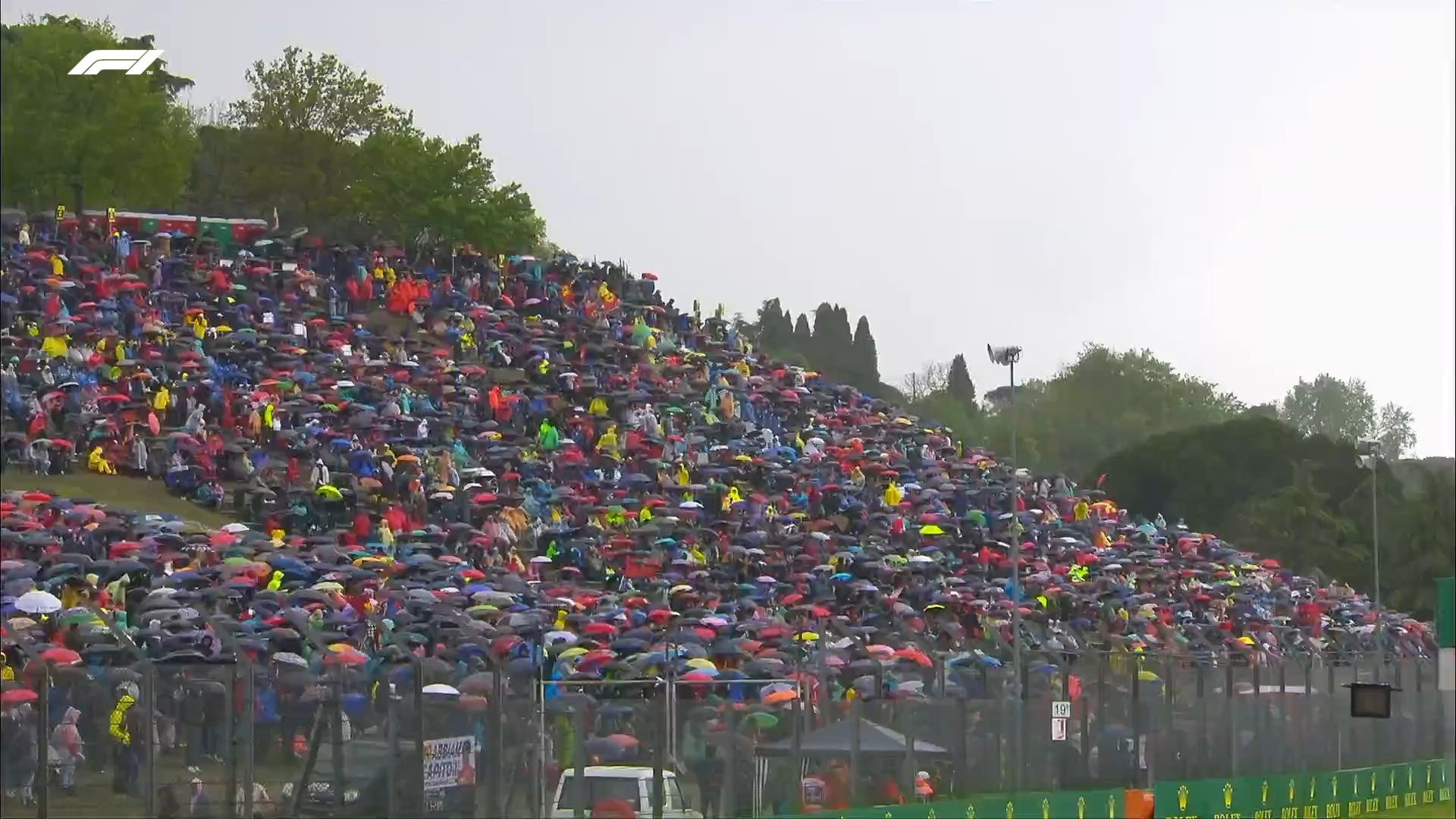 Los tifosi aguantan bajo la lluvia en Imola