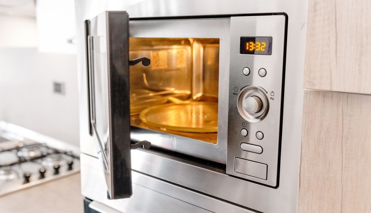 El microondas está presente en la mayoría de las cocinas.